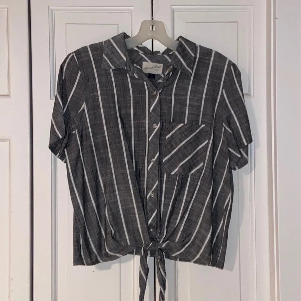 Universal Threads Button Up - Picture 1 of 3